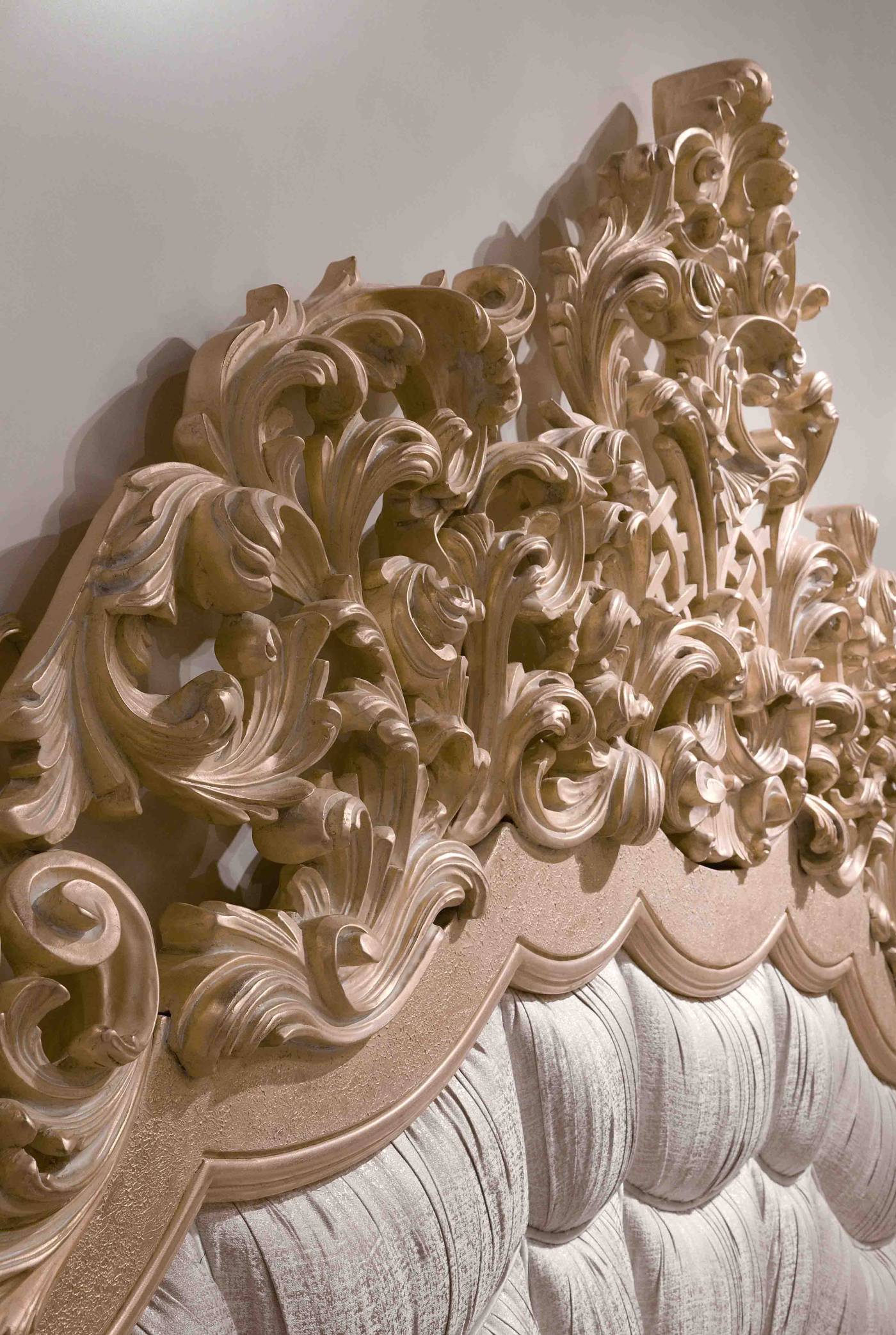 BelCor-PS0525IX-04-T-01-bed-Phatos-bedroom-Incanto-golden-decorations-detail-luxury-italian-custom-made