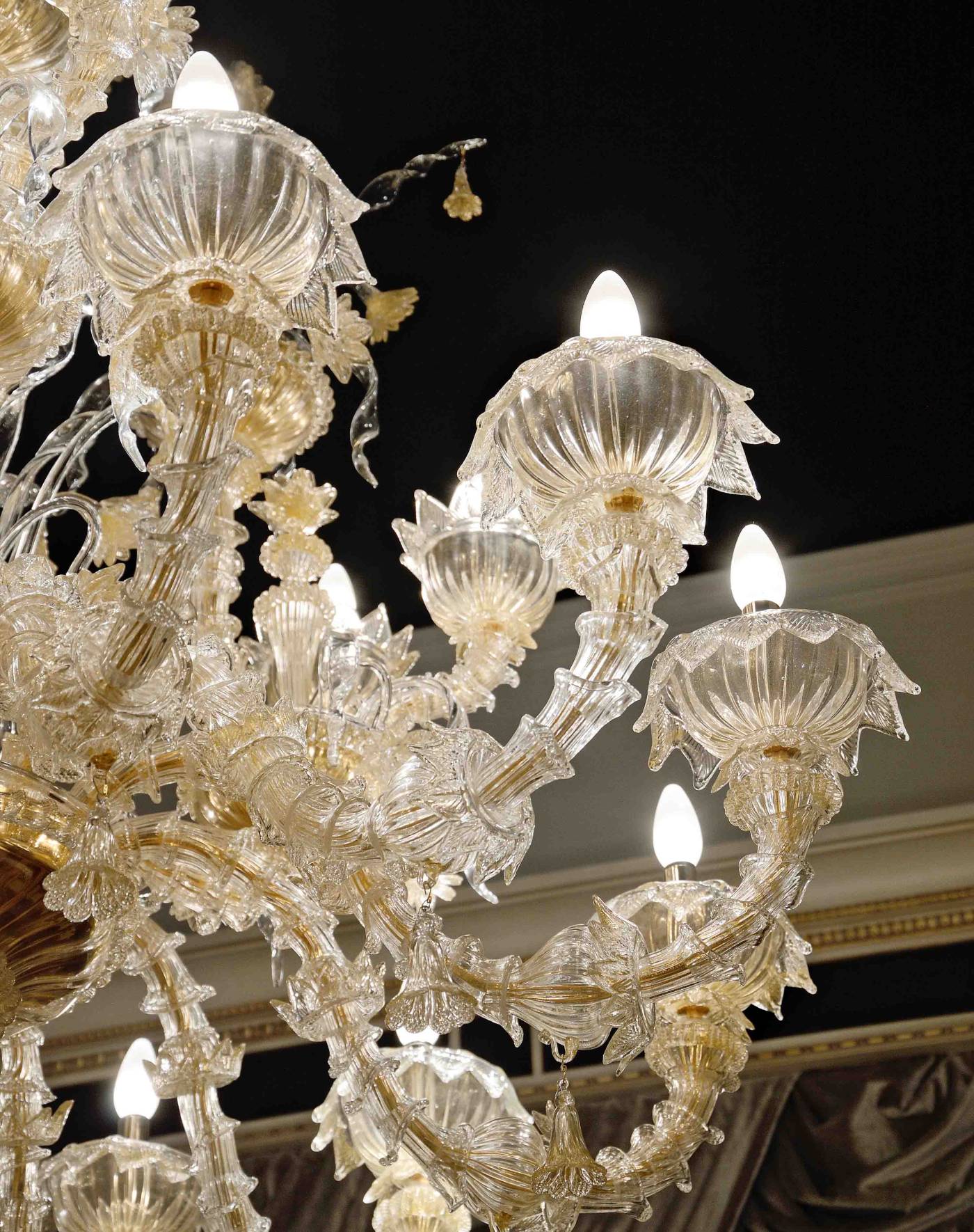 BelCor-CA'REZZONICO-01-T-01-lightings-Ca'-Rezzonico-dining-room-Meraviglia-detail-luxurious-chandelier-masterpieces-italian-classic-luxury