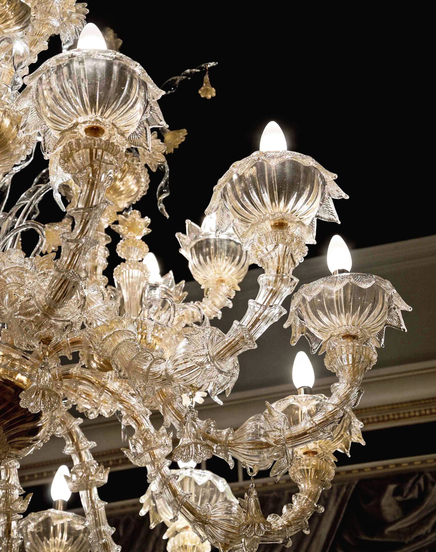 BelCor-CA'REZZONICO-01-T-01-lightings-Ca'-Rezzonico-dining-room-Meraviglia-detail-luxurious-chandelier-masterpieces-italian-classic-luxury copia