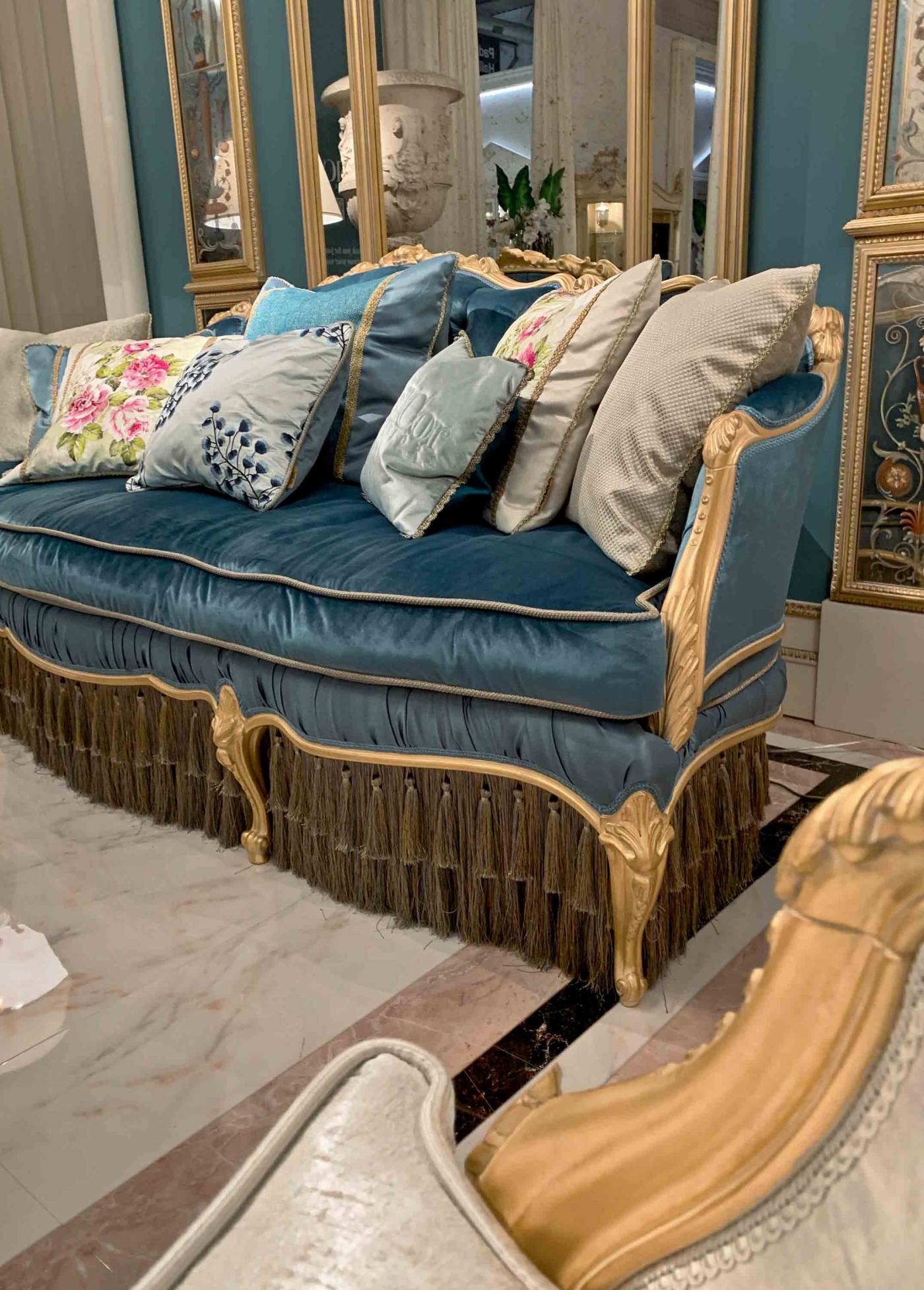 BelCor-GD1513LZ-04-T-01-sofa-Granducale-entrance-La Bellezza-rich-fringe-decorative-carving-made-in-italy-luxury