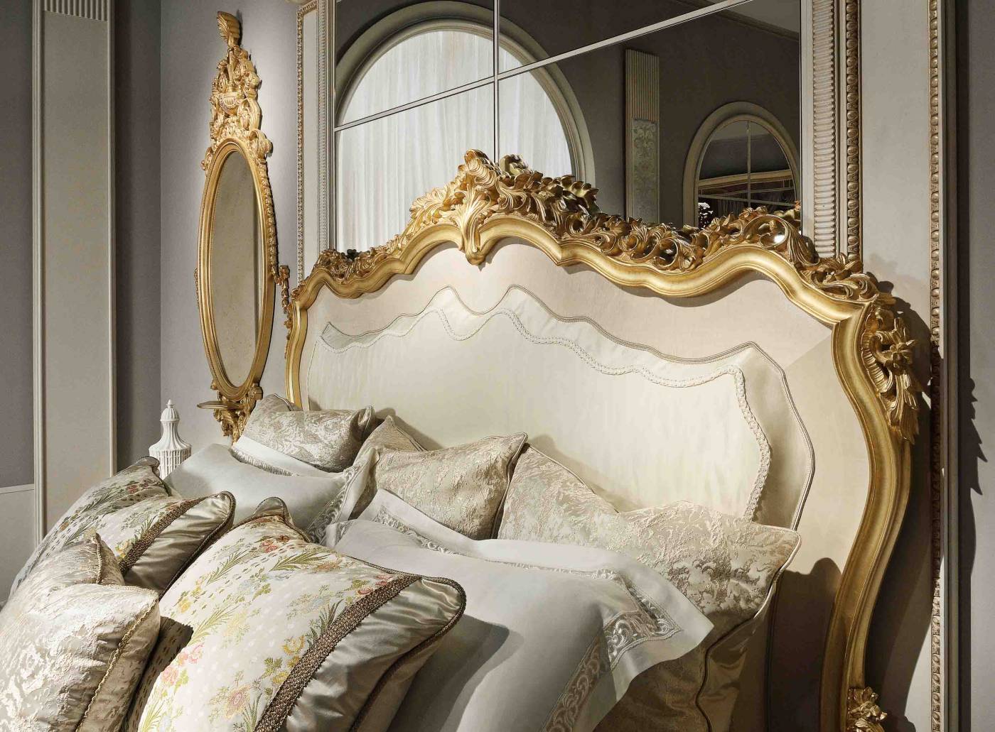 BelCor-RG0525DX-03-T-01-bed-Regale-bedroom-Meraviglia-detail-bed-carvings-new-classic-italian-interiors-with-luxurious-essence