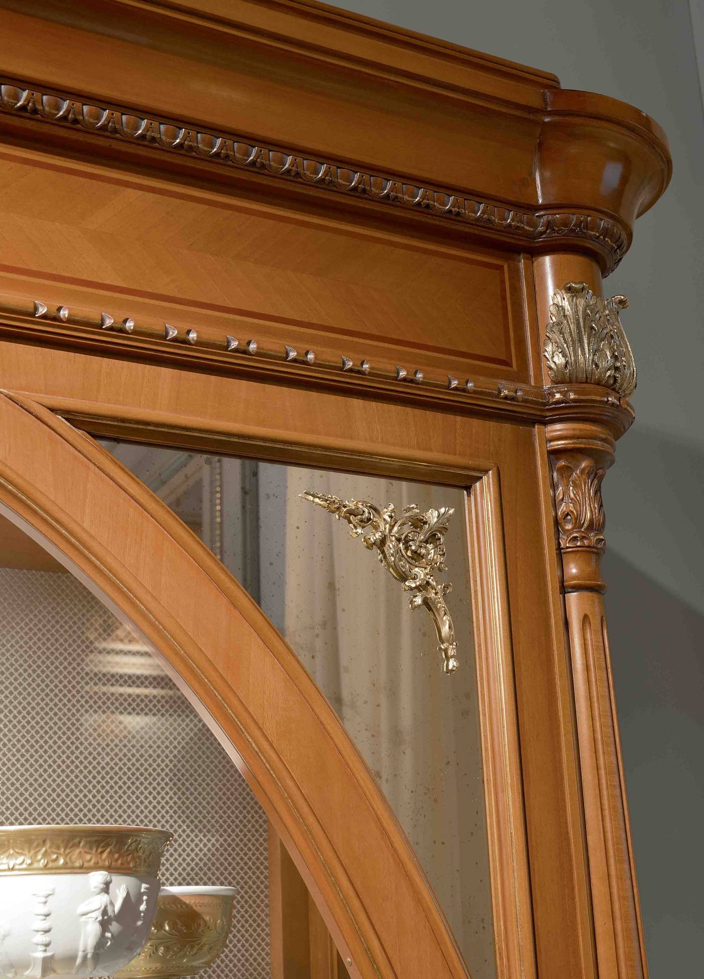 BelCor-PA0102AX-01-T-01-showcase-Palladio-dining-room-Magnifica-inner-crystal-shelves-inlaid-upper-part-custom-made-italian-furniture